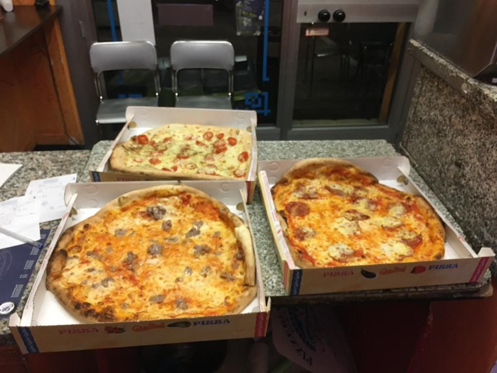 Foto di pizze e dello staff